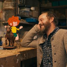 Florian Brückner als Florian Eder und Pumuckl in Meister Eders Werkstatt