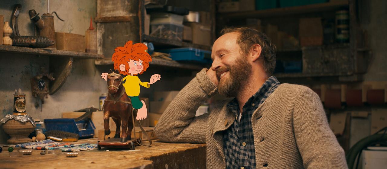 Florian Brückner als Florian Eder und Pumuckl in Meister Eders Werkstatt