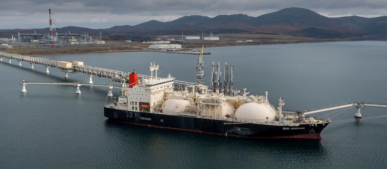 LNG-Tanker am Kai einer Anlage für verflüssigtes Erdgas in Russland.