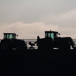 Trecker blockieren Elbbrücke in Torgau, Sachsen.