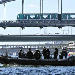 Ein Boot der französischen Polizei nimmt am Probelauf der Eröffnungsfeier der Olympischen Sommerspiele 2024 in Paris teil.