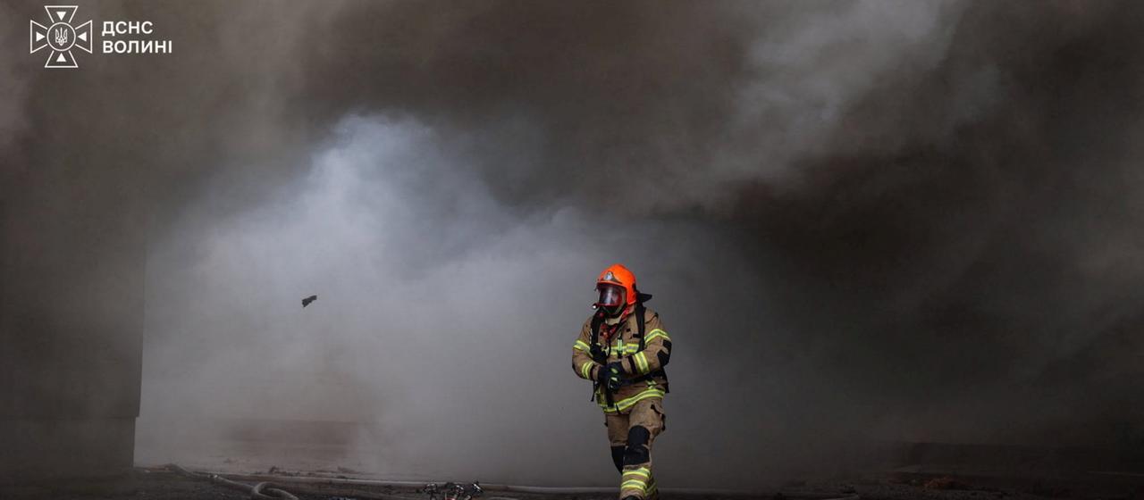 Ein Feuerwehrmann löscht ein Feuer in Luzk (Ukraine).