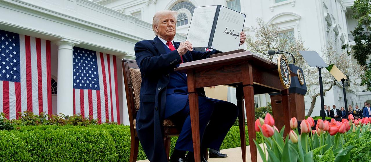Donald Trump hält die unterzeichnete Durchführungsverordnung hoch, die Zölle auf fast alle importierten Waren vorsieht.