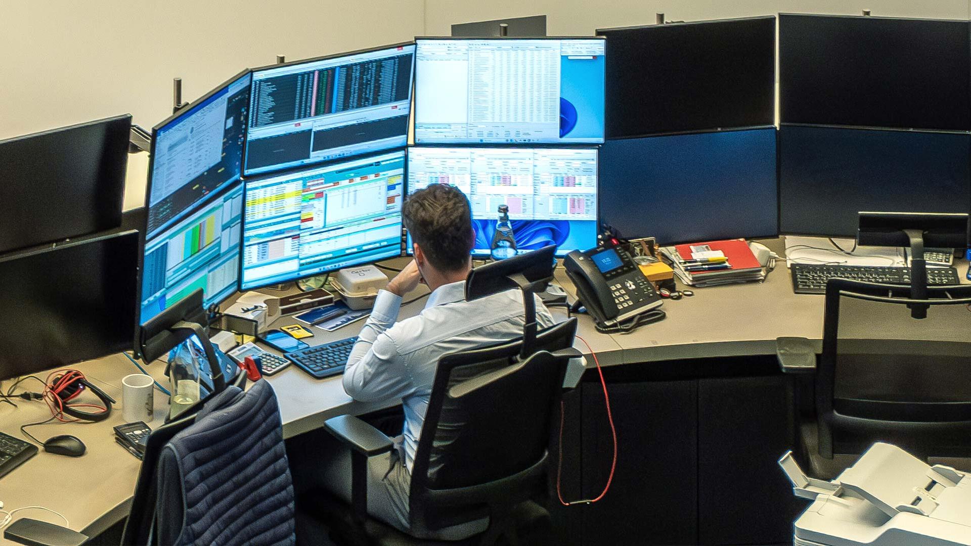 B�rsenh�ndler an der Frankfurter B�rse. | picture alliance / Caro