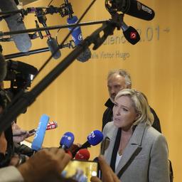 Marine Le Pen vor Mikrofonen in einem Pariser Gericht