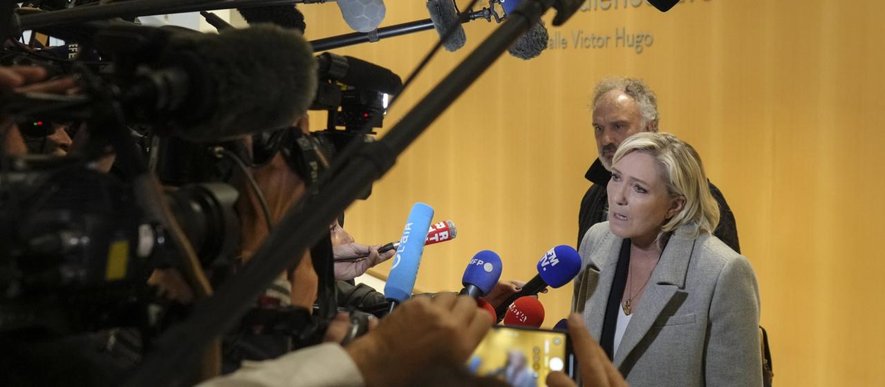 Marine Le Pen vor Mikrofonen in einem Pariser Gericht