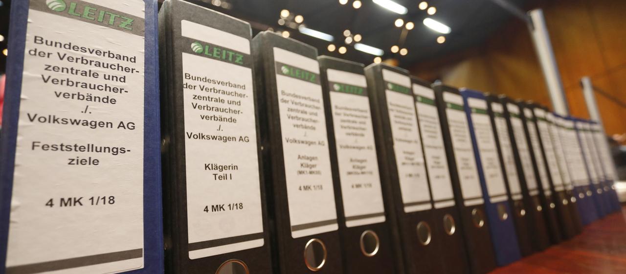 Aktenordner stehen vor Beginn der mündlichen Verhandlung zur Musterfeststellungsklage des Bundesverbands der Verbraucherzentralen und Verbraucherverbände gegen VW in der Braunschweiger Stadthalle.
