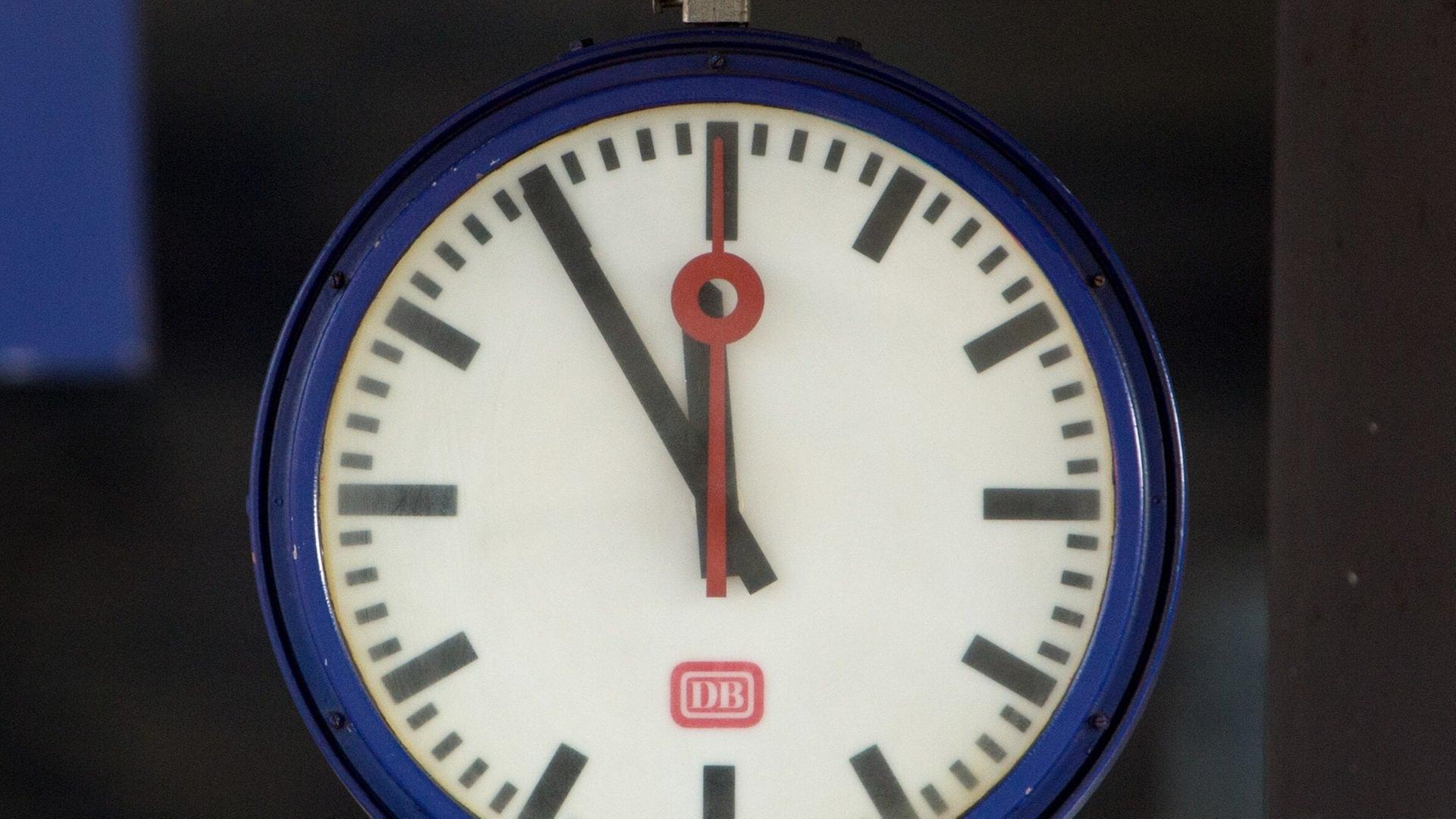 Rätselhafter Uhrenklau an Bahnhöfen: Reisender alarmiert Bahn