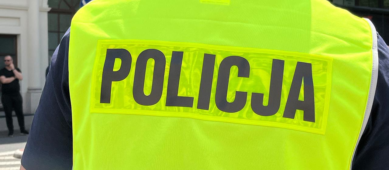 Die Aufschrift "Policja" ist auf dem Rücken eines polnischen Polizisten zu sehen. 