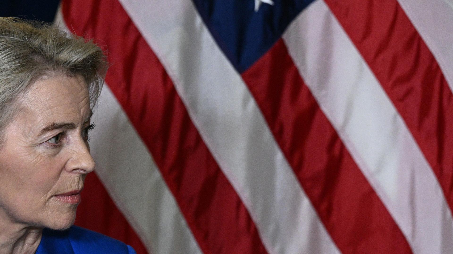 Von der Leyen sitzt während eines Treffens mit Trump vor der US-Flagge | AFP