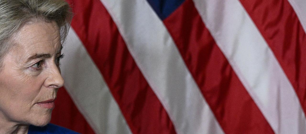 Von der Leyen sitzt während eines Treffens mit Trump vor der US-Flagge