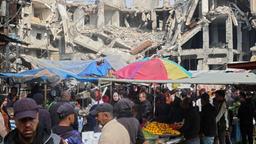 Menschen kaufen Früchte und Gemüse im Lager Nuseirat im Norden des Gazastreifens.