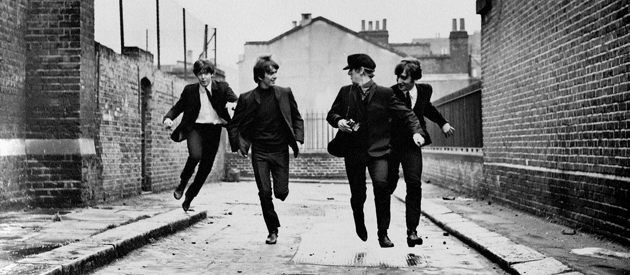 Paul McCartney, George Harrison, Ringo Starr und John Lennon in einer Szene des Films "A Hard Day’s Night".
