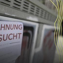 Mit einem Zettel an einer Hauswand suchen Menschen eine Wohnung in der Südstadt.