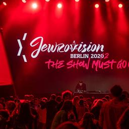 Vor den Vorführungen der «Jewrovision 2022» steht das Logo der Veranstaltung auf einer Leinwand (Archivbild).