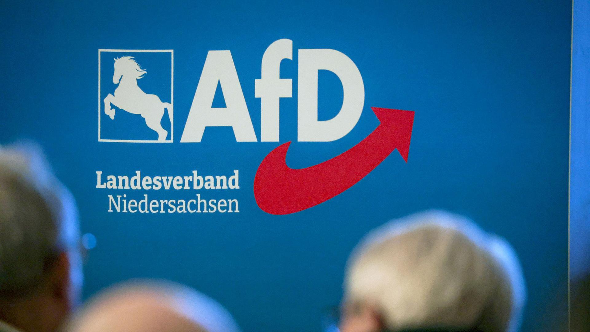 Das Logo des AfD Landesverbandes Niedersachsen auf einer Wand. | Focke Strangmann/dpa