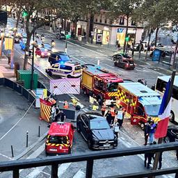 Autos und Rettungswagen stehen an einer belebten Straße in Paris.
