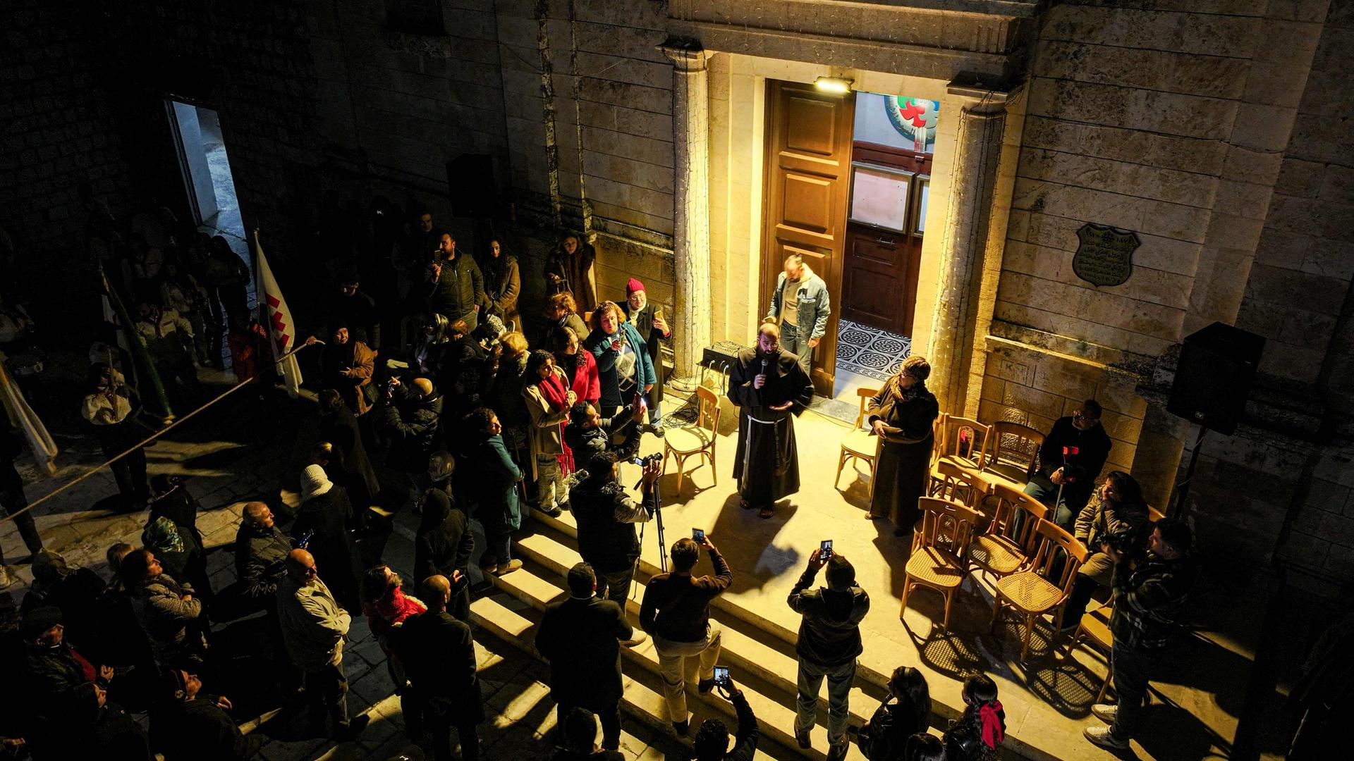 Christen vor einer Kirche in Syrien | AFP