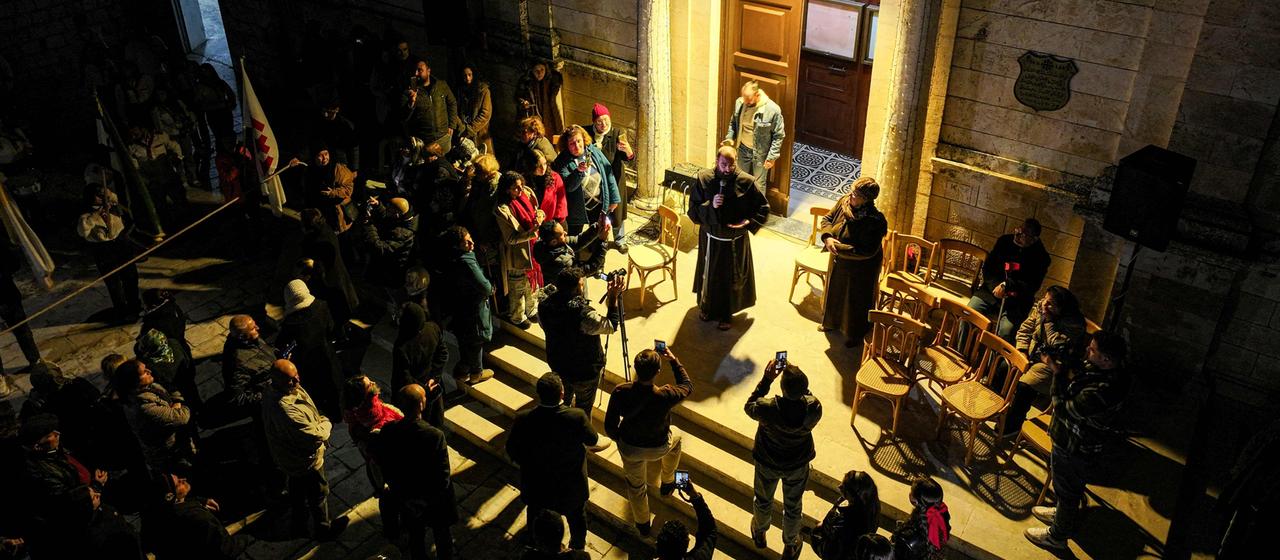 Christen vor einer Kirche in Syrien