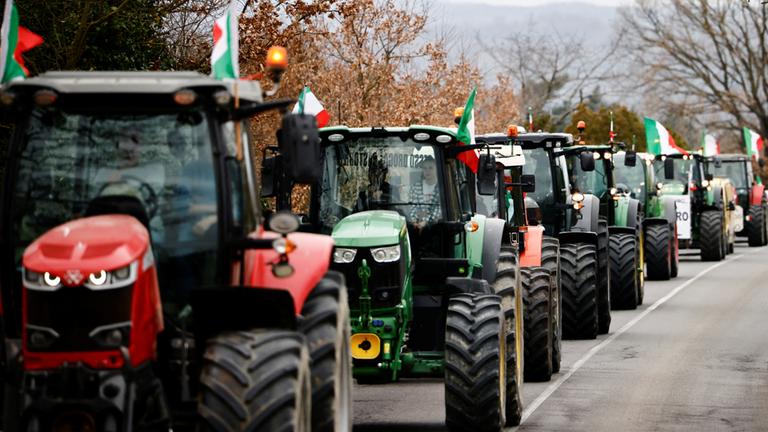 Ein Trecker-Konvoi mit italienischen Flaggen