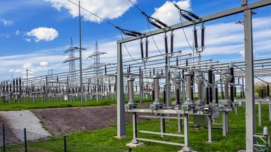 Umspannwerk und Strommasten.