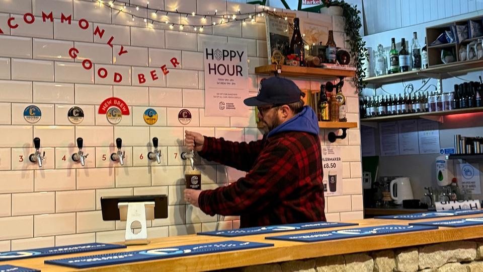 Combie Cryan zapft Bier aus einem Hahn.