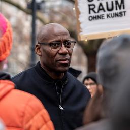 Archivbild: Joe Chialo, Kultursenator, beantwortet am 08.12.2024 Fragen von Demonstranten, die sich vor der Schaubühne in Berlin versammelt haben, um gegen die von der Regierung vorgeschlagenen drastischen Mittelkürzungen zu demonstrieren. (Quelle: Picture Alliance / Eventpress Jeremy Knowles)