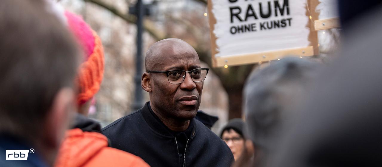 Archivbild: Joe Chialo, Kultursenator, beantwortet am 08.12.2024 Fragen von Demonstranten, die sich vor der Schaubühne in Berlin versammelt haben, um gegen die von der Regierung vorgeschlagenen drastischen Mittelkürzungen zu demonstrieren. (Quelle: Picture Alliance / Eventpress Jeremy Knowles)