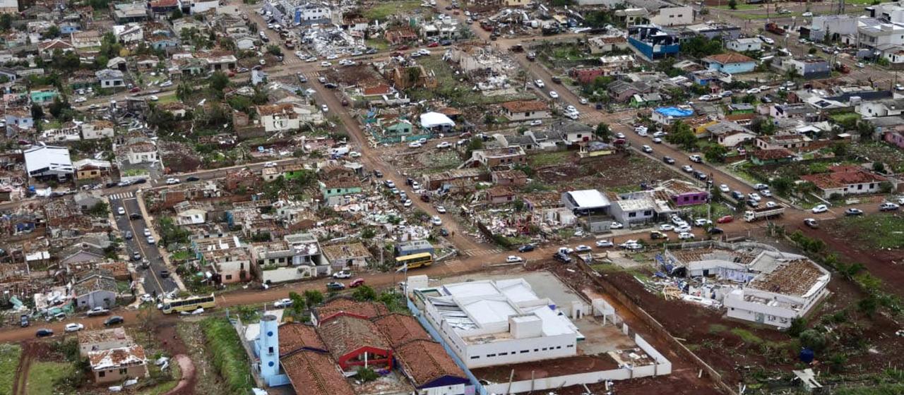 Luftaufnahme der von einem Tornado zerstörten Stadt Rio Bonito do Iguaçu.