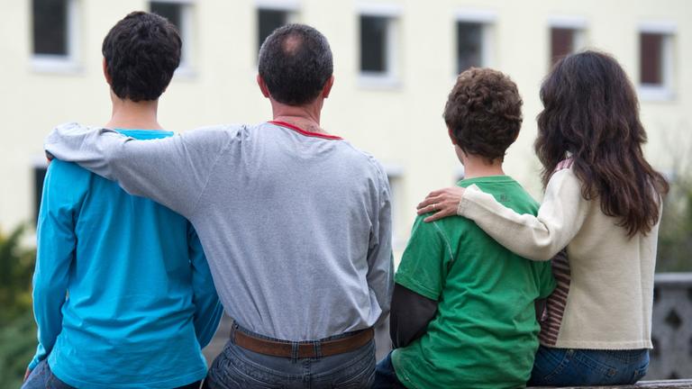 Eine syrische Familie sitzt vor einem Asylwohnheim der Zentralen Ausländerbehörde des Landes Brandenburg. (Archivbild: 22.10.2012)