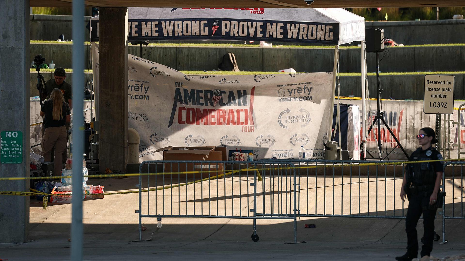 Polizeibeamte arbeiten in der Nähe des Tatorts, an dem Charlie Kirk an der Utah Valley University in Orem (Utah) erschossen wurde. | AFP