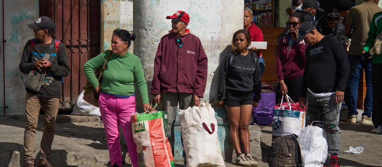 Menschen warten auf den Einstieg in ein Verkehrsmittel.