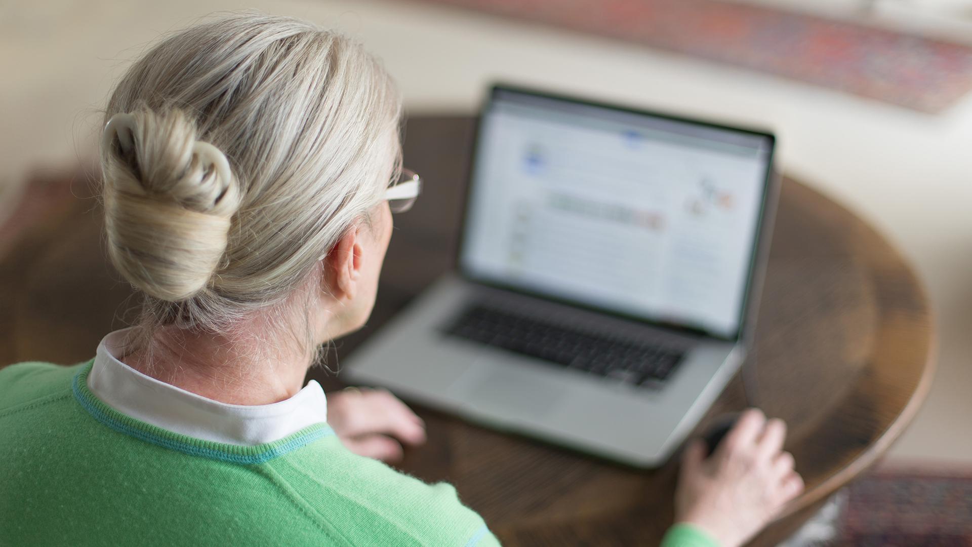 Eine Ã¤ltere Frau sitzt vor einem Laptop. | ARD-aktuell / Lotz