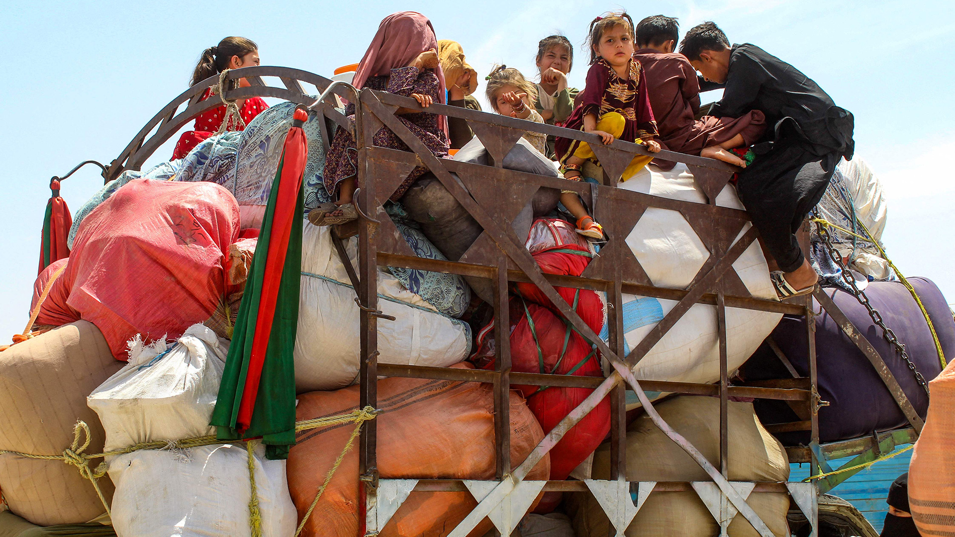 Afghanische Flüchtlingskinder besteigen einen beladenen Lastwagen, während sie in einem Auffanglager nahe der pakistanisch-afghanischen Grenze in Chaman auf ihre Abschiebung nach Afghanistan warten.