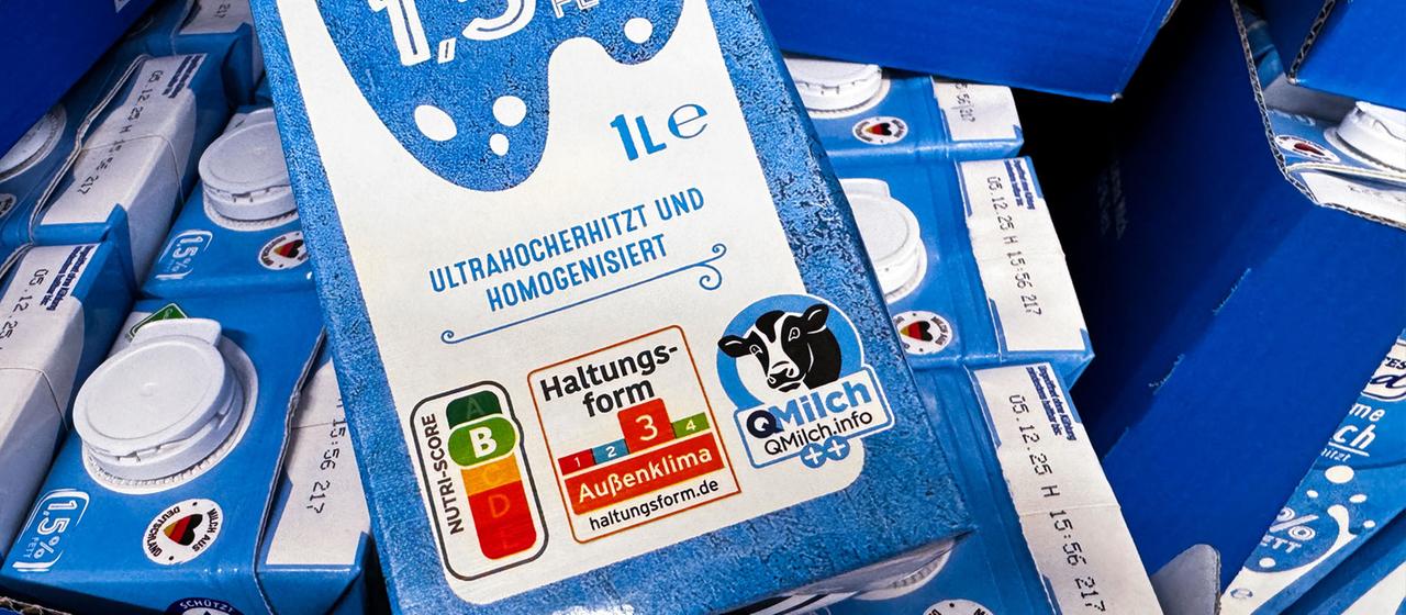 Eine Packung fettarme H-Milch zeigt deutlich die Kennzeichnung mit Nutri-Score und Haltungsform.