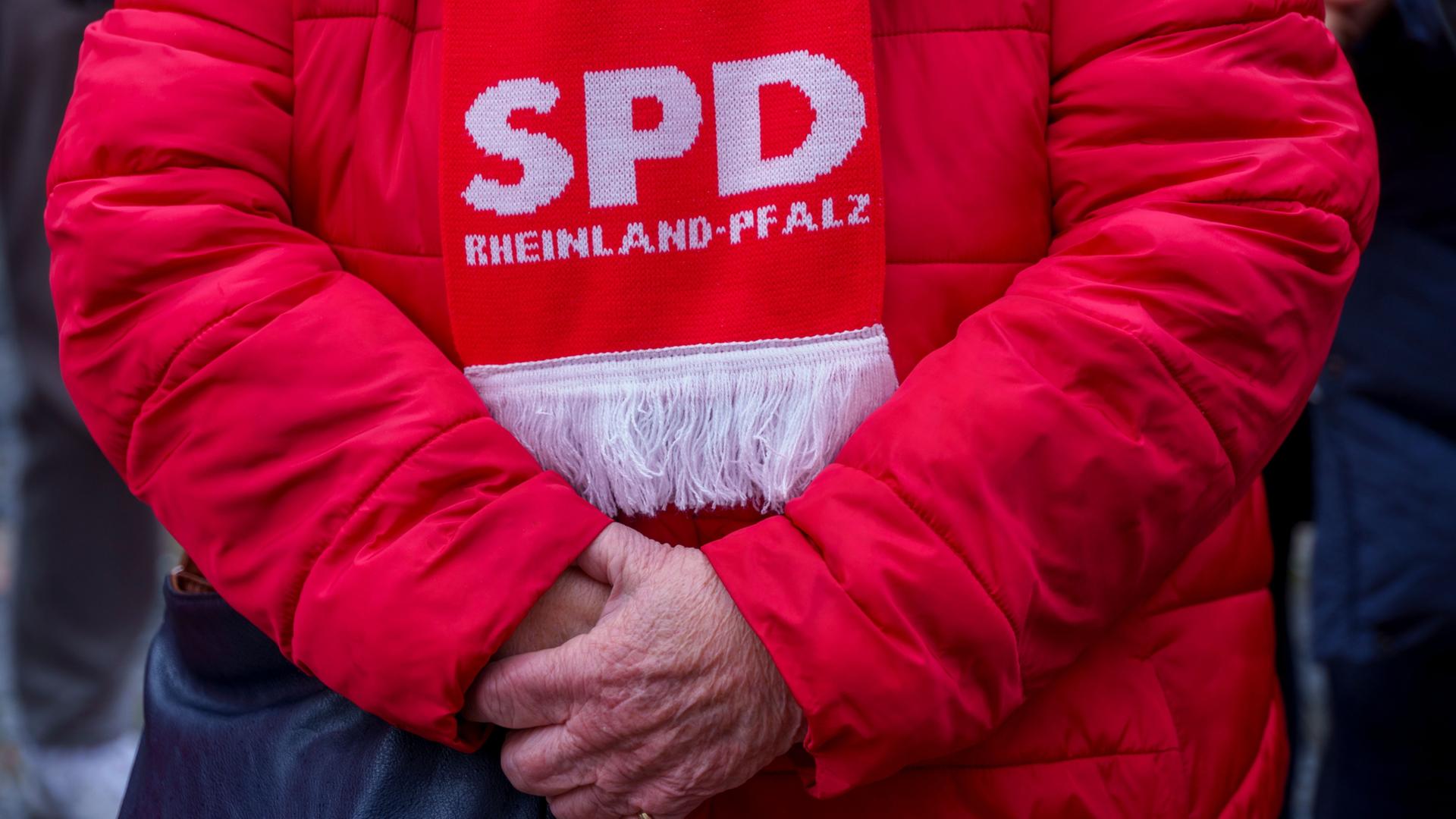 Eine SPD-Anhängerin ist komplett in Rot gekleidet.  | Andreas Arnold/dpa