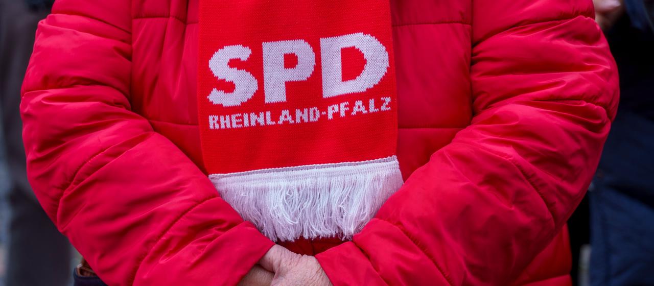 Eine SPD-Anhängerin ist komplett in Rot gekleidet. 