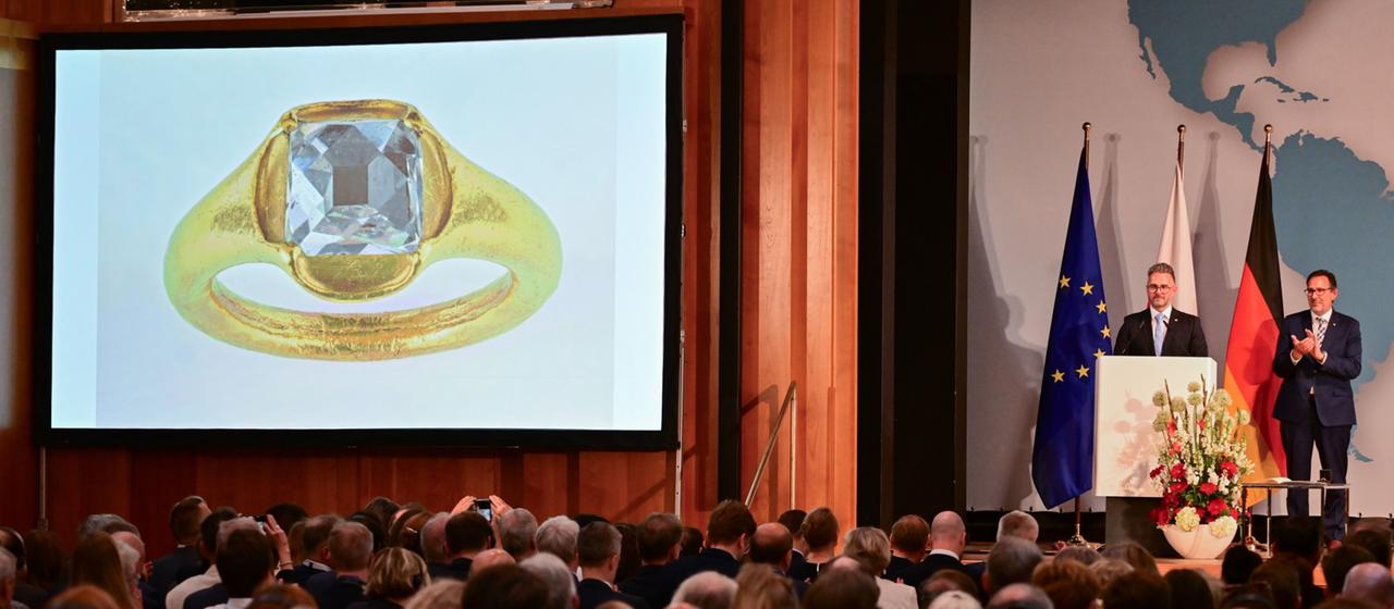 Auf dem deutsch-polnischen Forum wird ein historischer Ring gezeigt.