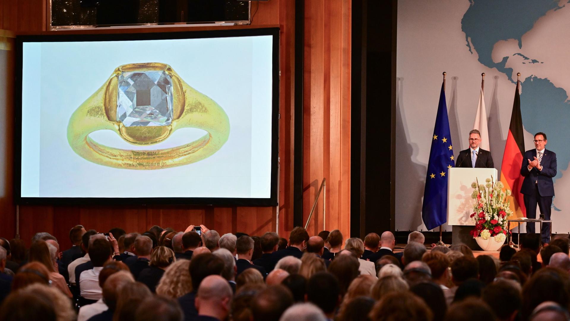 Auf dem deutsch-polnischen Forum wird ein historischer Ring gezeigt. | Sebastian Christoph Gollnow/dpa