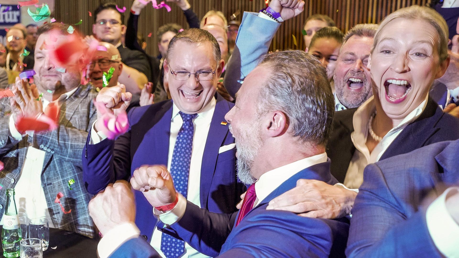 Mitglieder der AfD feiern auf der Wahlparty in Mainz, Rheinland-Pfalz. | Andreas Arnold/dpa