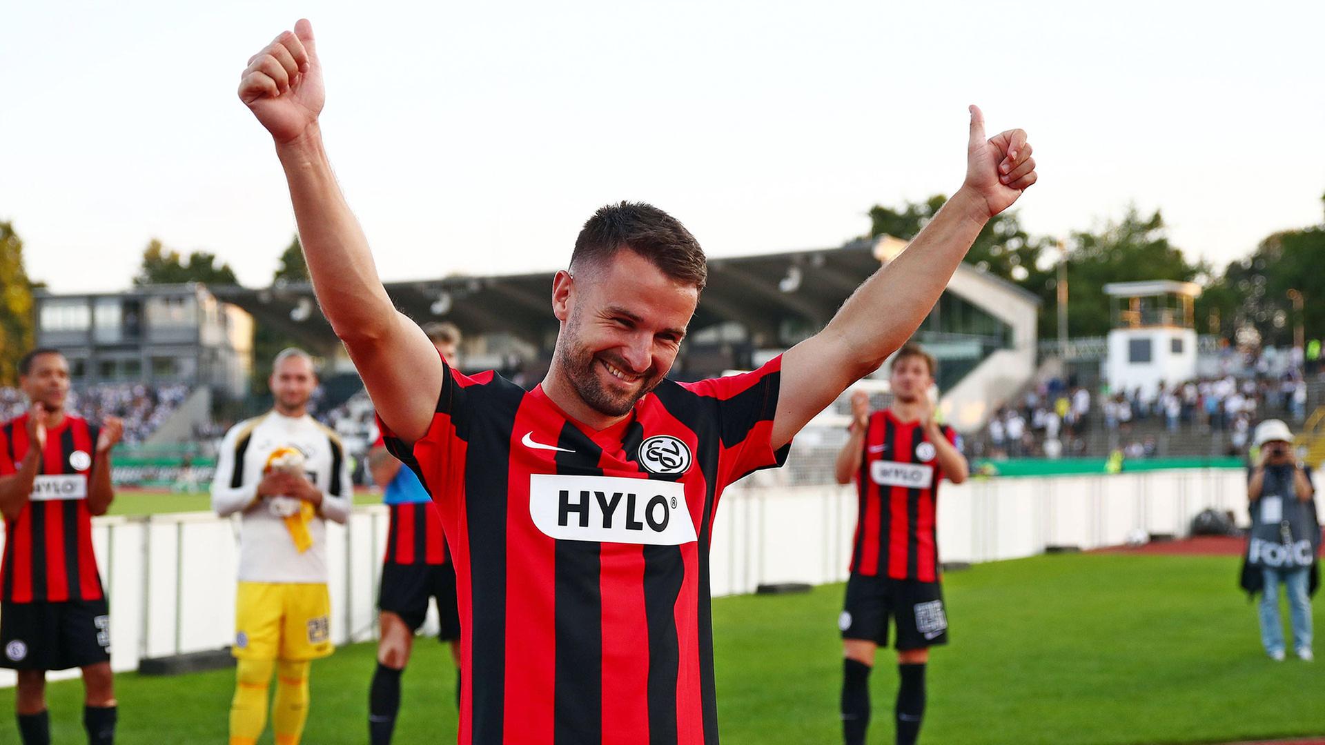 Spieler Manuel Feil jubelt über den der SV Elversberg | IMAGO / Jan Huebner