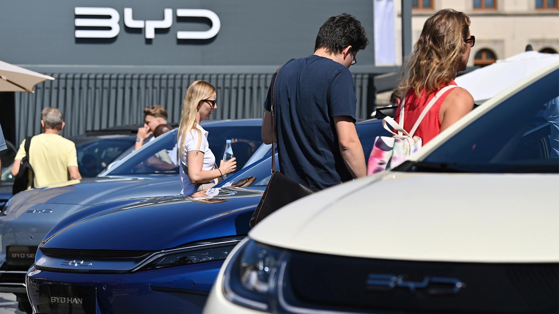 Interessentinnen zwischen BYD-Neuwagen in München. | picture alliance / SVEN SIMON