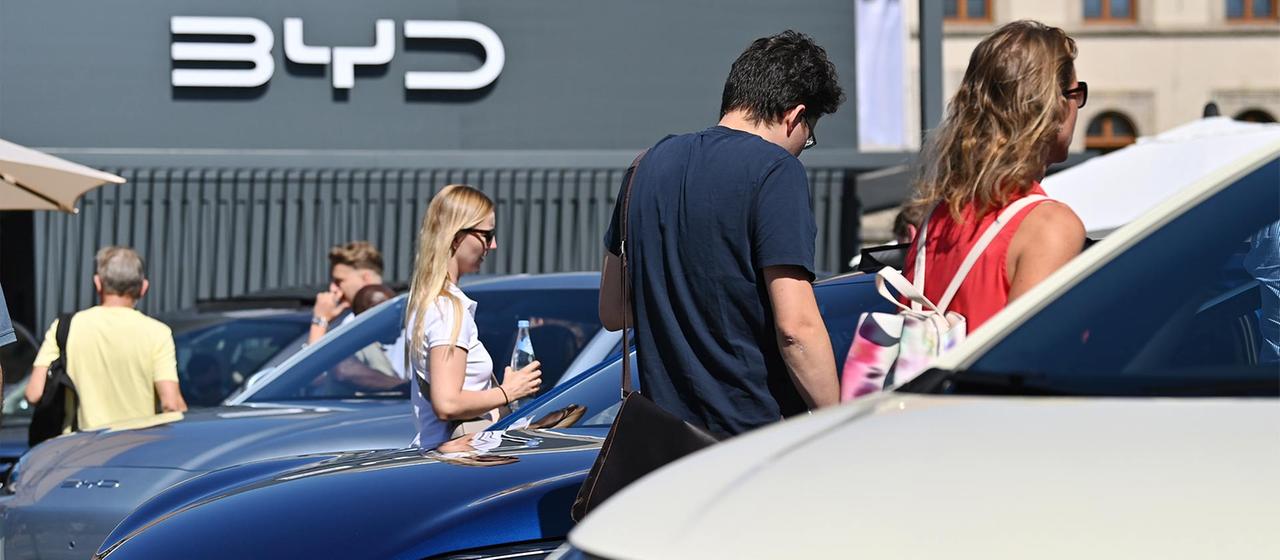 Interessentinnen zwischen BYD-Neuwagen in München.