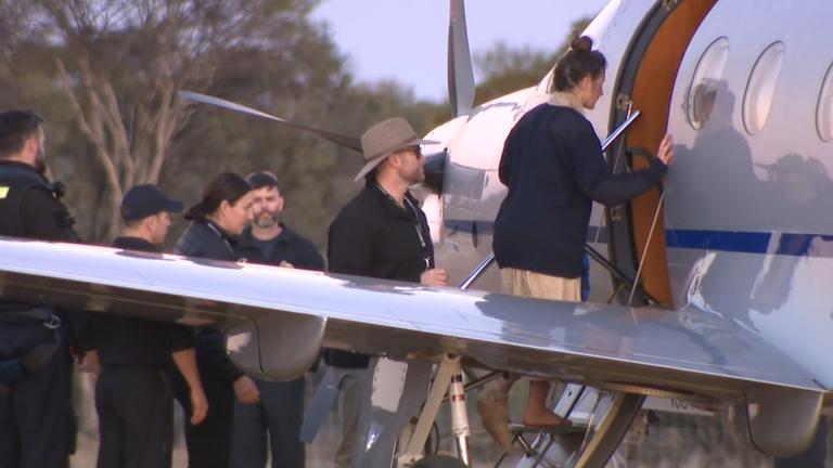  Carolina Wilga (r) beim Einsteigen in ein Flugzeug