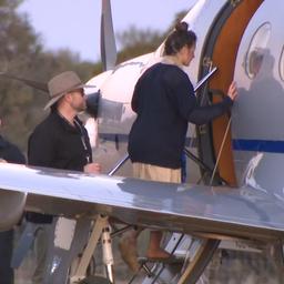  Carolina Wilga (r) beim Einsteigen in ein Flugzeug
