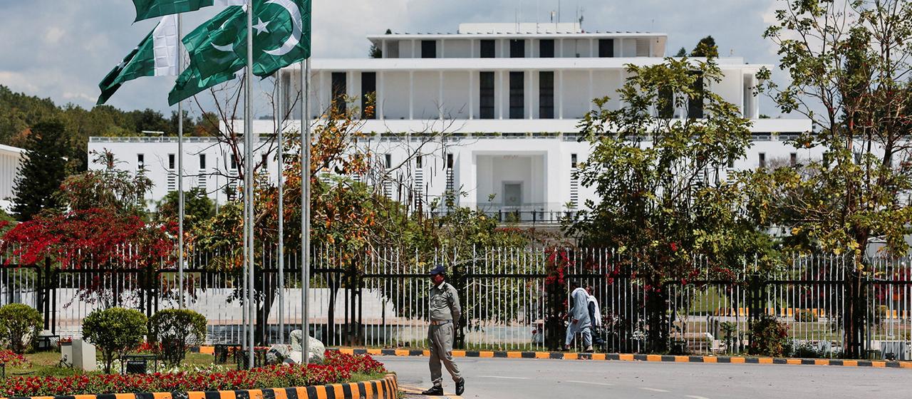 Ein Sicherheitsbeamter patrouilliert vor dem Präsidentenpalast im Vorfeld der iranisch-amerikanischen Gespräche in Islamabad, Pakistan