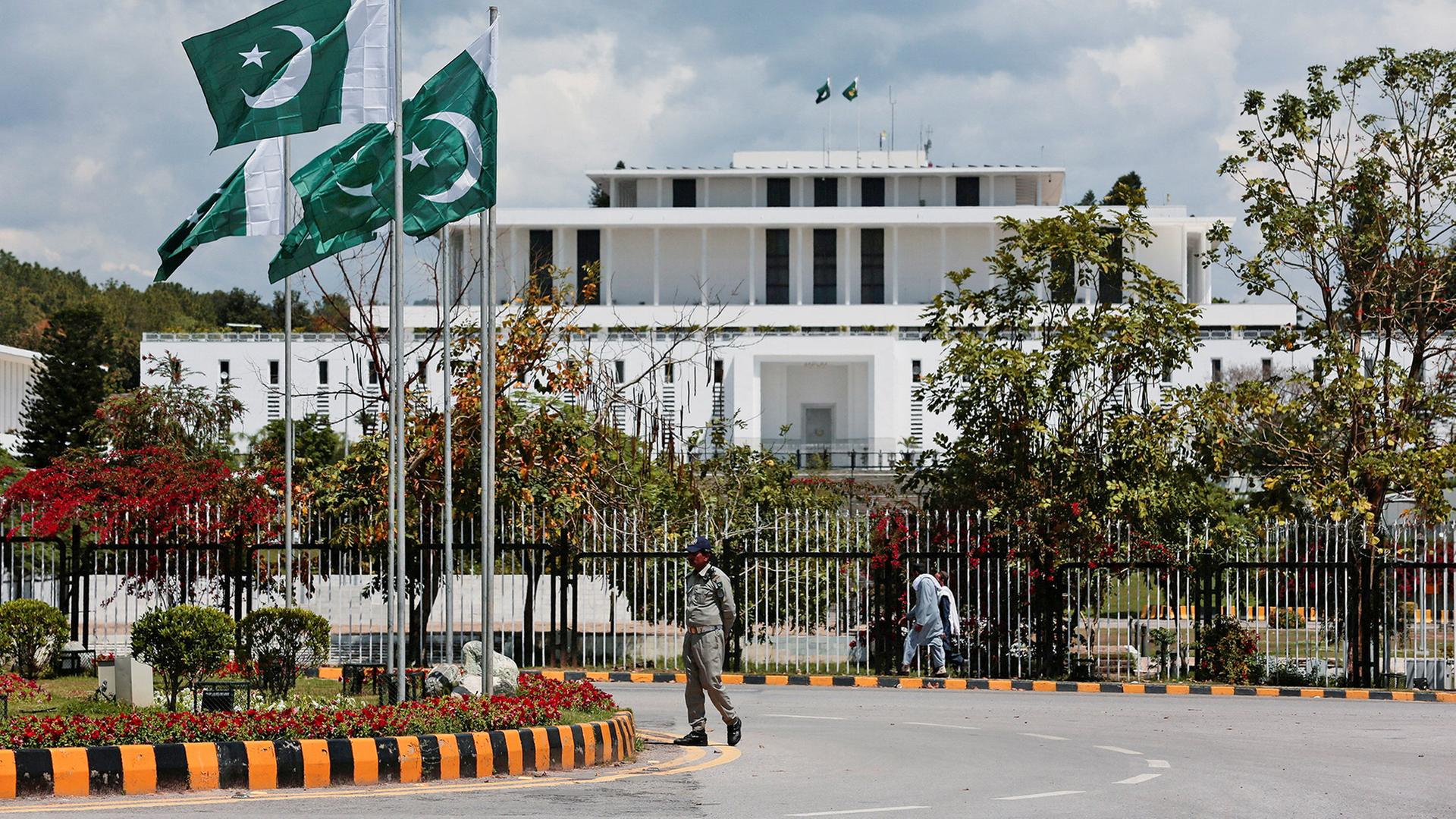 Ein Sicherheitsbeamter patrouilliert vor dem Präsidentenpalast im Vorfeld der iranisch-amerikanischen Gespräche in Islamabad, Pakistan | REUTERS