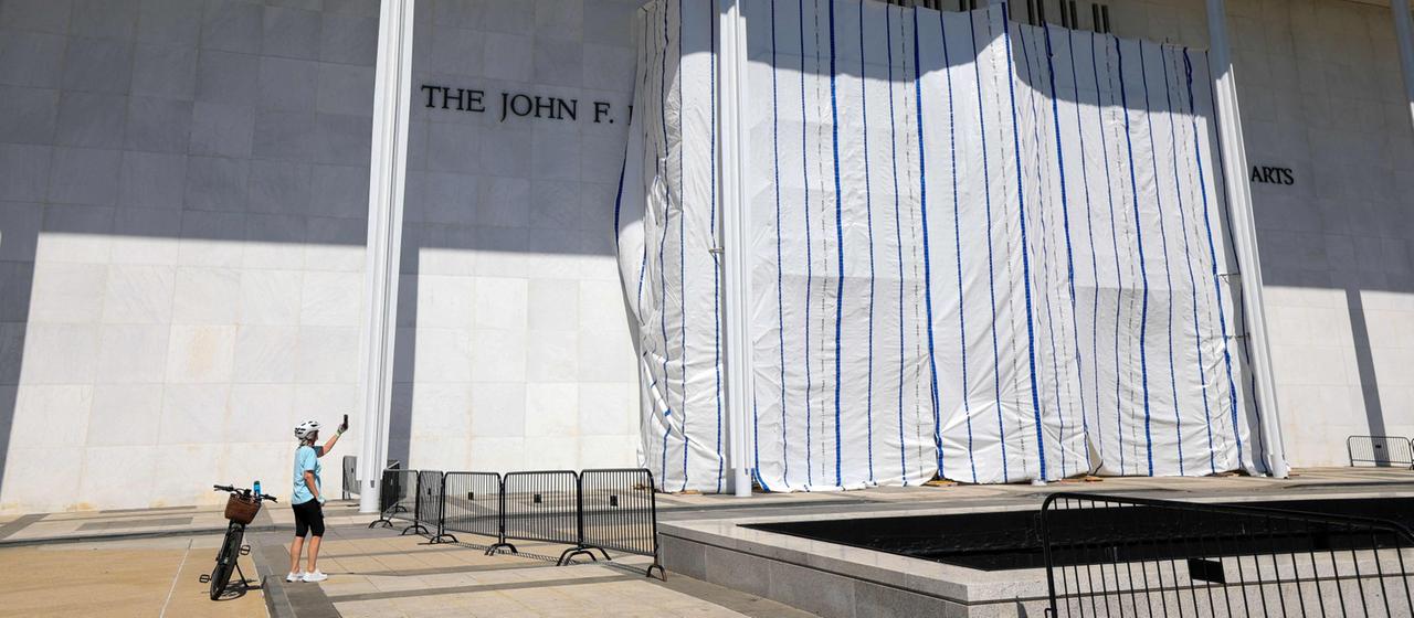 Eine Person macht ein Foto vom eingehüllten John F. Kennedy Center in Washington