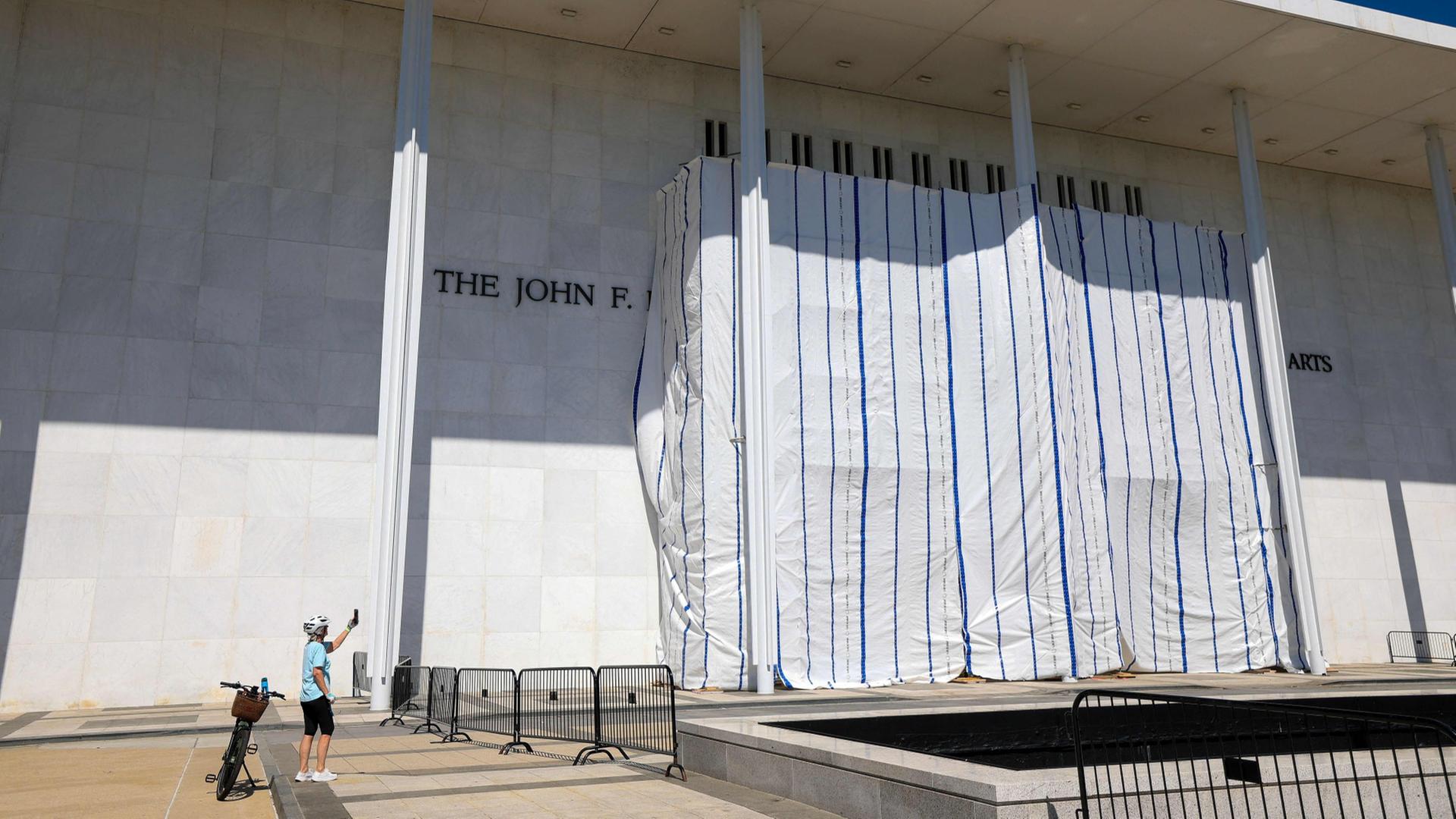 Eine Person macht ein Foto vom eingehüllten John F. Kennedy Center in Washington | Getty Images via AFP
