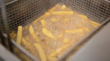 Pommes Frites werden in der Fritteuse zubereitet.